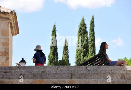 (190815) -- MADRID, 15. August 2019 -- Touristen werden in Cuenca, Spanien, 14. August 2019 gesehen. ) SPANIEN-CUENCA-LANDSCHAFT GuoxQiuda PUBLICATIONxNOTxINxCHN Stockfoto
