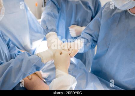 Chirurgen schütteln nach erfolgreicher Operation die Hände Stockfoto