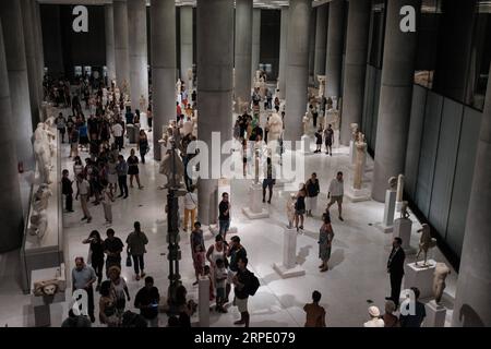 (190815) -- ATHEN, 15. August 2019 -- Menschen besuchen das Akropolis-Museum anlässlich des Vollmonds im August in Athen, Griechenland, am 15. August 2019. Griechenland feierte am Donnerstag den Vollmond im August, indem es freien Eintritt zu archäologischen Stätten, Museen und Denkmälern im ganzen Land bietet, unter der Schirmherrschaft des griechischen Ministeriums für Kultur und Sport. ZU DEN archäologischen Stätten, Museen in ganz Griechenland feiern August Vollmond (Foto von /Xinhua) GRIECHENLAND-ATHEN-VOLLMOND-FEIER NickxPaleologos PUBLICATIONxNOTxINxCHN Stockfoto