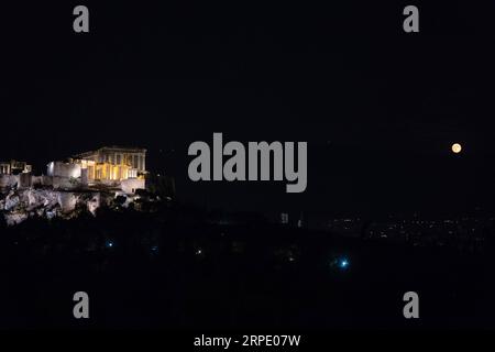 News Bilder des Tages (190815) -- ATHEN, 15. August 2019 -- Foto aufgenommen am 15. August 2019 zeigt den Vollmond August und die Akropolis in Athen, Griechenland. Griechenland feierte am Donnerstag den Vollmond im August, indem es freien Eintritt zu archäologischen Stätten, Museen und Denkmälern im ganzen Land bietet, unter der Schirmherrschaft des griechischen Ministeriums für Kultur und Sport. ZU DEN archäologischen Stätten, Museen in ganz Griechenland feiern August Vollmond (Foto von /Xinhua) GRIECHENLAND-ATHEN-VOLLMOND-FEIER NickxPaleologos PUBLICATIONxNOTxINxCHN Stockfoto