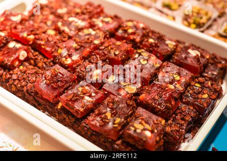 Türkische Köstlichkeiten und Süßigkeiten aus Honig und Nüssen Stockfoto