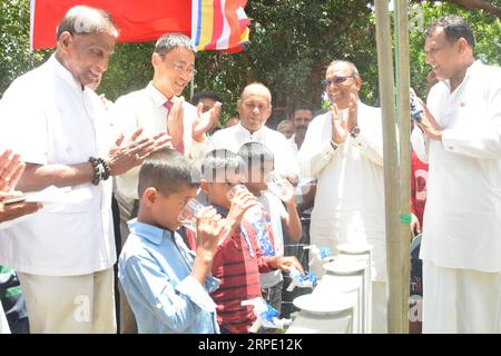 (190816) -- KURUNEGALA, 16. August 2019 (Xinhua) -- Kinder trinken gereinigtes Wasser im Moragollagama Dorf Kurunegala, Sri Lanka, 14. August 2019. Die Sri Lanka China Buddhist Friendship Association hat zusammen mit der chinesischen Botschaft in Colombo eine Trinkwasseraufbereitungsanlage für das Dorf Moragollagama gespendet, wie eine Erklärung hier am Donnerstag sagte. (Foto: Thushara/Xinhua) SRI LANKA-KURUNEGALA-CHINA-WASSERAUFBEREITUNGSANLAGE PUBLICATIONxNOTxINxCHN Stockfoto