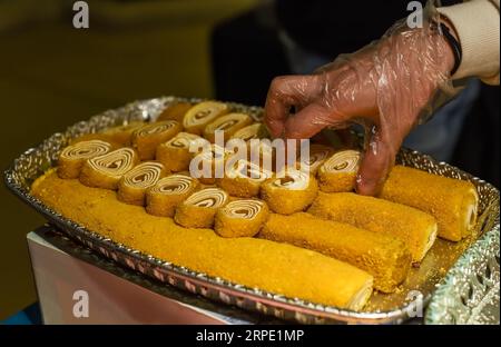 Türkische Köstlichkeiten und Süßigkeiten aus Honig und Nüssen Stockfoto