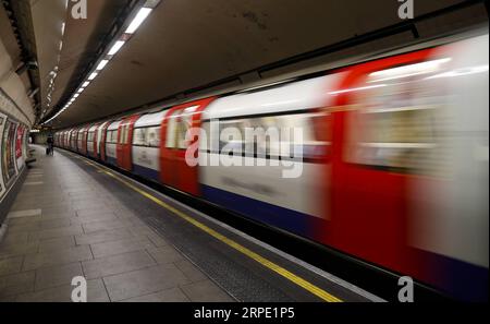 (190816) -- LONDON, 16. August 2019 -- Ein Zug fährt am 12. August 2019 von einer U-Bahn-Station in London, Großbritannien ab. Faszinierende nächtliche Ausblicke, verschiedene Abendaktivitäten und ein bequemer Transport in London bieten den Menschen ein pulsierendes Nachtleben. ) GROSSBRITANNIEN-LONDON-NACHTLEBEN HanxYan PUBLICATIONxNOTxINxCHN Stockfoto