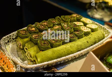 Türkische Köstlichkeiten und Süßigkeiten aus Honig und Nüssen Stockfoto