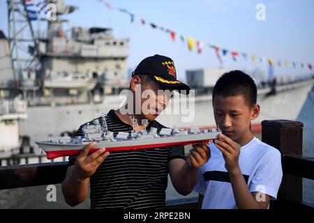 (190812) -- NANCHANG, 12. August 2019 -- Yang Shuangfeng (L) hält ein Modell von DDG-163 Nanchang, einem zerstörten Zerstörer, als er das Schiff seinem Sohn in Nanchang, der ostchinesischen Provinz Jiangxi, am 8. August 2019 vorstellt. Nach der Stilllegung im September 2016 ist DDG-163 Nanchang, ein Typ 051-Raketenzerstörer der Volksbefreiungsarmee (PLA) Navy, eine Touristenattraktion in Nanchang, der Stadt, nach der es benannt wurde. Für Yang Shuangfeng, den letzten Chefingenieur der DDG-163, ist das Schiff eher ein Genosse als ein Touristenziel. Als DDG-163 ging Stockfoto