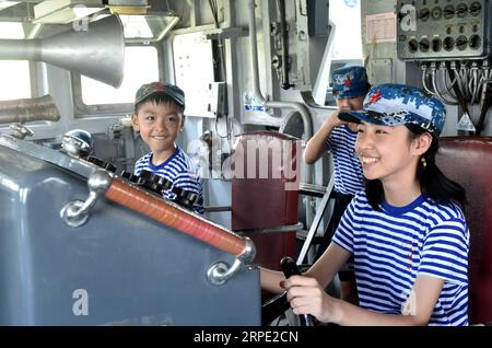 (190812) -- NANCHANG, 12. August 2019 -- Mitglieder eines Kinder-Sommerlagers besuchen die Brücke von DDG-163 Nanchang, einem stillgelegten Zerstörerschiff, das heute ein militärischer Freizeitpark ist, in Nanchang, der ostchinesischen Provinz Jiangxi, 8. August 2019. Nach der Stilllegung im September 2016 ist DDG-163 Nanchang, ein Typ 051-Raketenzerstörer der Volksbefreiungsarmee (PLA) Navy, eine Touristenattraktion in Nanchang, der Stadt, nach der es benannt wurde. Für Yang Shuangfeng, den letzten Chefingenieur der DDG-163, ist das Schiff eher ein Genosse als ein Touristenziel. - Nein Stockfoto