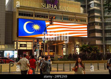 Kuala Lumpur, Malaysia - 26. August 2023: Suria KLCC Shopping Center in Petronas Twin Tower aus nächster Nähe Stockfoto