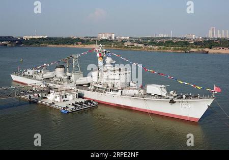 (190812) -- NANCHANG, 12. August 2019 -- Foto aufgenommen am 8. August 2019 zeigt DDG-163 Nanchang, ein stillgelegtes Zerstörerschiff, das heute ein militärischer Freizeitpark ist, in Nanchang, der ostchinesischen Provinz Jiangxi. Nach der Stilllegung im September 2016 ist DDG-163 Nanchang, ein Typ 051-Raketenzerstörer der Volksbefreiungsarmee (PLA) Navy, eine Touristenattraktion in Nanchang, der Stadt, nach der es benannt wurde. Für Yang Shuangfeng, den letzten Chefingenieur der DDG-163, ist das Schiff eher ein Genosse als ein Touristenziel. Als DDG-163 außer Betrieb ging, Yang Stockfoto