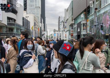 Tokio, Japan, 22. April 2023; Nahaufnahme der Menschen, die die Straße auf dem Kreuzweg im geschäftigen Shibuya-Einkaufsviertel überqueren Stockfoto