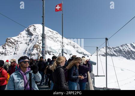 Fieschertal, Schweiz-29. Mai 2023; Aussichtsplattform der Sphinx-Sternwarte mit Touristen auf dem Jungfrau-Alpengipfel und Endstation des Jun Stockfoto