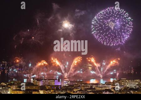 (190816) -- PARIS, 16. Aug. 2019 -- Feuerwerke werden über dem Hafen von Cannes während des Cannes Festival of Pyrotechnic Art in Frankreich, 15. Aug. 2019, 2019 gesehen. Das Cannes Festival of Pyrotechnic Art 2019 findet vom 14. Juli bis 24. August 2019 statt. Der Ursprung der Veranstaltung geht auf das Jahr 1967 zurück. (Foto: Syspeo.z/Xinhua) FRANKREICH-CANNES-PYROTECHNIC ART FESTIVAL GaoxJing PUBLICATIONxNOTxINxCHN Stockfoto