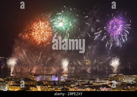 (190816) -- PARIS, 16. Aug. 2019 -- Feuerwerke werden über dem Hafen von Cannes während des Cannes Festival of Pyrotechnic Art in Frankreich, 15. Aug. 2019, 2019 gesehen. Das Cannes Festival of Pyrotechnic Art 2019 findet vom 14. Juli bis 24. August 2019 statt. Der Ursprung der Veranstaltung geht auf das Jahr 1967 zurück. (Foto: Syspeo.z/Xinhua) FRANKREICH-CANNES-PYROTECHNIC ART FESTIVAL GaoxJing PUBLICATIONxNOTxINxCHN Stockfoto