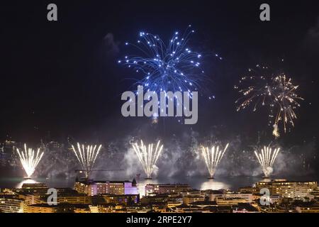 (190816) -- PARIS, 16. Aug. 2019 -- Feuerwerke werden über dem Hafen von Cannes während des Cannes Festival of Pyrotechnic Art in Frankreich, 15. Aug. 2019, 2019 gesehen. Das Cannes Festival of Pyrotechnic Art 2019 findet vom 14. Juli bis 24. August 2019 statt. Der Ursprung der Veranstaltung geht auf das Jahr 1967 zurück. (Foto: Syspeo.z/Xinhua) FRANKREICH-CANNES-PYROTECHNIC ART FESTIVAL GaoxJing PUBLICATIONxNOTxINxCHN Stockfoto