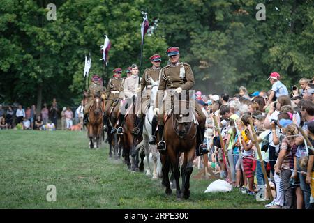 (190816) -- WARSCHAU, 16. August 2019 -- Rider?treten während einer Kavallerie-Show auf?im Royal Lazienki Park, um den Tag der Streitkräfte in Warschau, Polen, am 15. August 2019 zu feiern. ) POLEN-WARSCHAU-KAVALLERIE-SHOW ZhouxNan PUBLICATIONxNOTxINxCHN Stockfoto