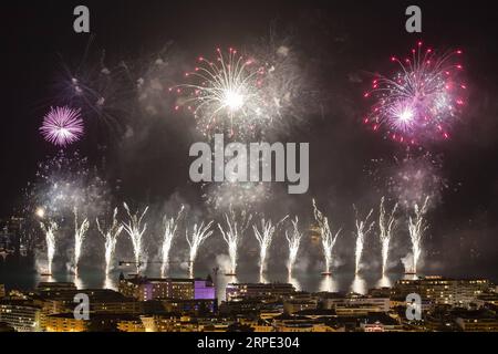 (190816) -- PARIS, 16. Aug. 2019 -- Feuerwerke werden über dem Hafen von Cannes während des Cannes Festival of Pyrotechnic Art in Frankreich, 15. Aug. 2019, 2019 gesehen. Das Cannes Festival of Pyrotechnic Art 2019 findet vom 14. Juli bis 24. August 2019 statt. Der Ursprung der Veranstaltung geht auf das Jahr 1967 zurück. (Foto: Syspeo.z/Xinhua) FRANKREICH-CANNES-PYROTECHNIC ART FESTIVAL GaoxJing PUBLICATIONxNOTxINxCHN Stockfoto