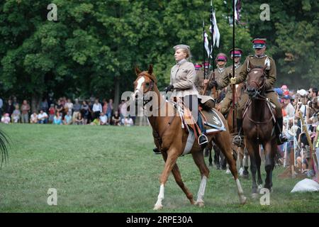 (190816) -- WARSCHAU, 16. August 2019 -- Rider?treten während einer Kavallerie-Show auf?im Royal Lazienki Park, um den Tag der Streitkräfte in Warschau, Polen, am 15. August 2019 zu feiern. ) POLEN-WARSCHAU-KAVALLERIE-SHOW ZhouxNan PUBLICATIONxNOTxINxCHN Stockfoto