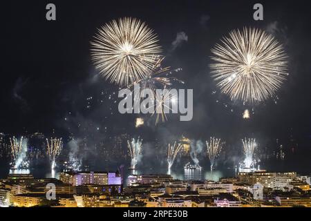 (190816) -- PARIS, 16. Aug. 2019 -- Feuerwerke werden über dem Hafen von Cannes während des Cannes Festival of Pyrotechnic Art in Frankreich, 15. Aug. 2019, 2019 gesehen. Das Cannes Festival of Pyrotechnic Art 2019 findet vom 14. Juli bis 24. August 2019 statt. Der Ursprung der Veranstaltung geht auf das Jahr 1967 zurück. (Foto: Syspeo.z/Xinhua) FRANKREICH-CANNES-PYROTECHNIC ART FESTIVAL GaoxJing PUBLICATIONxNOTxINxCHN Stockfoto