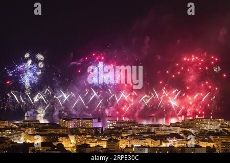 (190816) -- PARIS, 16. Aug. 2019 -- Feuerwerke werden über dem Hafen von Cannes während des Cannes Festival of Pyrotechnic Art in Frankreich, 15. Aug. 2019, 2019 gesehen. Das Cannes Festival of Pyrotechnic Art 2019 findet vom 14. Juli bis 24. August 2019 statt. Der Ursprung der Veranstaltung geht auf das Jahr 1967 zurück. (Foto: Syspeo.z/Xinhua) FRANKREICH-CANNES-PYROTECHNIC ART FESTIVAL GaoxJing PUBLICATIONxNOTxINxCHN Stockfoto