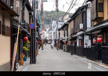 Kyoto, Japan, 14. April 2023; Blick auf eine Straße im historischen Viertel Higashiyama Stockfoto