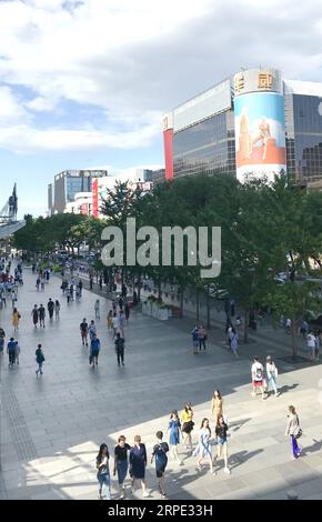 (190816) -- PEKING, 16. August 2019 -- Mobile Foto zeigt Menschen, die das Xidan-Einkaufsviertel in Peking, der Hauptstadt von China, besuchen, 16. August 2019. ) (BeijingCandid)CHINA-BEIJING-XIDAN-SHOPPING (CN) DingxHongfa PUBLICATIONxNOTxINxCHN Stockfoto