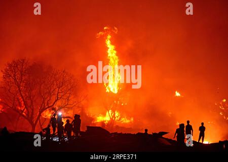 Nachrichten Themen der Woche KW33 Nachrichten Bilder des Tages 190816 -- DHAKA, 16. Aug. 2019 Xinhua -- nach einem Brand in einem Slum in Dhaka, Bangladesch, am 16. Aug. 2019 versammeln sich die Einheimischen. Ein verheerendes Feuer am Freitagabend fegte durch einen der größten Slums in Bangladesch, der Hauptstadt Dhaka, und ließ Zehntausende von Menschen obdachlos. STR/Xinhua BANGLADESCH-DHAKA-SLUM-FIRE PUBLICATIONxNOTxINxCHN Stockfoto