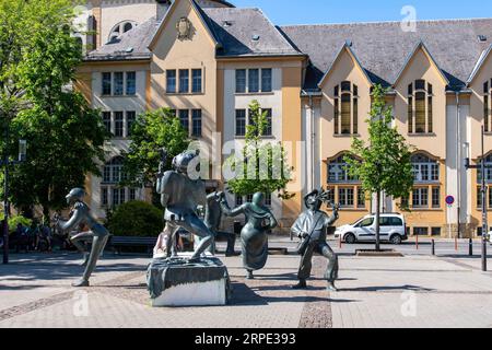 Ville-Haute Luxembourg-25. Mai 2023; Bronzeskulptur Saltimbanques oder Akrobaten von Bénédicte Weis am Place du Theatre, die Straßenkünstler i darstellen Stockfoto