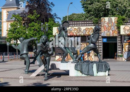 Ville-Haute Luxembourg-25. Mai 2023; Bronzeskulptur Saltimbanques oder Akrobaten von Bénédicte Weis am Place du Theatre, die Straßenkünstler i darstellen Stockfoto