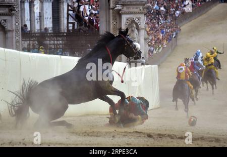 (190817) -- SIENA, 17. August 2019 -- Ein Jockey fällt vom Pferd während des Palio in Siena, Italien, 16. August 2019. Das traditionelle Pferderennen Palio findet jeden Juli und August in der historischen Stadt Siena statt. (Foto: /Xinhua) (SP)ITALIEN-SIENA-PFERDERENNEN-PALIO AlbertoxLingria PUBLICATIONxNOTxINxCHN Stockfoto