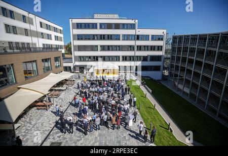 04. September 2023, Sachsen, Schkeuditz: Zahlreiche Gäste besuchen die Eröffnung des neuen LEJ Campus. Am größten DHL Express Hub der Welt, am Flughafen Leipzig/Halle, wurde am selben Tag der moderne Bürokomplex eröffnet. Die fünf mehrstöckigen Gebäude bieten insgesamt rund 1.100 Arbeitsplätze auf 34.000 Quadratmetern. Unter anderem werden in Kürze Experten für die interne Zollabwicklung in diesem Komplex tätig sein. Darüber hinaus wird die Airline Aerologic, ein Joint Venture von DHL und Lufthansa Cargo, hier rund 600 Piloten stationieren. Die Investitionssumme beläuft sich auf rund 70 Millionen Euro. Foto: J Stockfoto