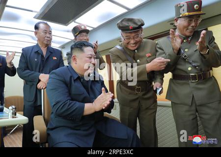 190817 -- PJÖNGJANG, 17. Aug. 2019 -- Foto der Koreanischen Zentralnachrichtenagentur zeigt Kim Jong UN, den Spitzenführer der Demokratischen Volksrepublik Korea DVRK, der am 16. Aug. 2019 das Testfeuer einer neuen Waffe leitet. Kim Jong UN, Spitzenführer der DVRK, führte am Freitagmorgen erneut den Testfeuer einer neuen Waffe, berichtete am Samstag. /Handout über Xinhua DVRK-PYONGYANG-KIM JONG UN-NEW WEAPON-TEST FIRE KCNA PUBLICATIONxNOTxINxCHN Stockfoto