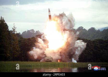 (190817) -- PJÖNGJANG, 17. August 2019 -- Foto der Koreanischen Zentralnachrichtenagentur () zeigt das Testfeuer einer neuen Waffe der Demokratischen Volksrepublik Korea (DVRK) am 16. August 2019. Kim Jong UN, Spitzenführer der DVRK, führte am Freitagmorgen erneut den Testfeuer einer neuen Waffe, berichtete am Samstag. (/Handout via Xinhua) DVRK-PYONGYANG-KIM JONG UN-NEW WEAPON-TEST FIRE KCNA PUBLICATIONxNOTxINxCHN Stockfoto