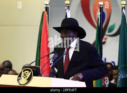 (190817) -- KHARTUM, 17. August 2019 -- Präsident des Südsudan Salva Kiir Mayardit spricht während der Unterzeichnungszeremonie der politischen und verfassungsmäßigen Erklärungen in Khartum, Sudan, am 17. August 2019. Der sudanesische Übergangsmilitärrat (TMC) und die Oppositionsallianz für Freiheit und Wandel unterzeichneten am Samstag offiziell die politischen und verfassungsrechtlichen Erklärungen zum Beginn der Übergangsregelung im Sudan. SUDAN-KHARTUM-ÜBERGANGSZEIT DOKUMENTE-UNTERZEICHNUNG MOHAMEDXKHIDIR PUBLICATIONXNOTXINXCHN Stockfoto