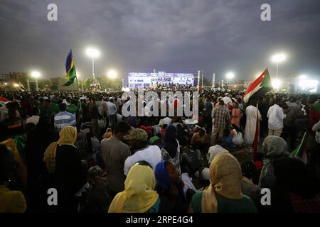 Nachrichten Themen der Woche KW33 190817 -- KHARTUM, 17. Aug. 2019 -- Sudanesen versammeln sich, um die offizielle Unterzeichnung der politischen und verfassungsrechtlichen Erklärungen zwischen dem militärischen Übergangsrat und der Oppositionsallianz für Freiheit und Wandel in Khartum, Sudan, am 17. Aug. 2019 zu feiern, der militärische Übergangsrat des Sudan TMC und die Oppositionsallianz für Freiheit und Wandel unterzeichneten am Samstag offiziell die politischen und verfassungsrechtlichen Erklärungen zum Beginn der Übergangsregelung im Sudan. SUDAN-KHARTUM-ÜBERGANGSZEIT DOKUMENTE-UNTERSCHRIFTENFEIER MOHAMEDXKHIDIR VERÖFFENTLICHUNG Stockfoto