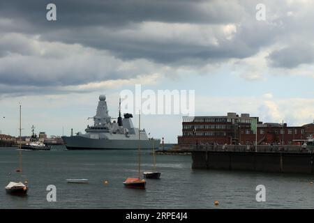 Einfahrt durch die Hafenmündung: D34, Royal Navy Typ 45, gewagte Klasse der Luftverteidigungs-Zerstörer HMS Diamond, Einfahrt in den Hafen von Portsmouth. Die HMS Diamond wird als das Juwel in der Marinekrone beschrieben und ist eines der fortschrittlichsten Kriegsschiffe der Welt. Stockfoto