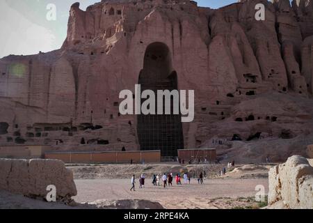 (190818) -- PEKING, 18. August 2019 -- Touristen besuchen die Ruine Buddha Statue in der Provinz Bamyan, Afghanistan, 16. August 2019. (Foto von /XINHUA) XINHUA FOTOS DES TAGES NoorxAzizi PUBLICATIONxNOTxINxCHN Stockfoto