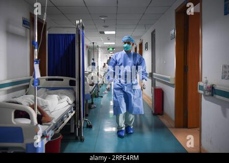 (190818) -- CHANGSHA, 18. August 2019 -- Doktor Xiao Yangbao geht einen Korridor entlang im Hunan Chest Hospital in Changsha, Hauptstadt der zentralchinesischen Provinz Hunan, 14. August 2019. Xiao Yangbao, ein 39-jähriger Arzt im Endoskopiezentrum des Hunan Chest Hospital, arbeitet seit fast 8 Jahren an der Prävention und Behandlung von Tuberkulose. Als Arzt, der endoskopische Operationen durchführt, ist Xiao einem höheren Risiko für Tuberkulose ausgesetzt und stellt höhere Anforderungen an die Präzision und Konzentration der Operation. Xiao fühlt sich jedes Mal befriedigt, wenn seine Patienten gesund wurden. Bis jetzt hat er fast 30 abgeschlossen Stockfoto