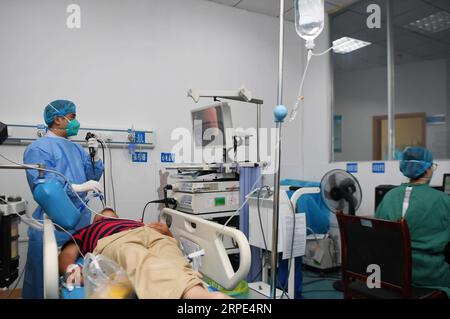 (190818) -- CHANGSHA, 18. August 2019 -- Doktor Xiao Yangbao (1. L) führt endoskopische Untersuchungen für einen Patienten im Endoskopiezentrum des Hunan Chest Hospital in Changsha, Hauptstadt der zentralchinesischen Provinz Hunan, 14. August 2019 durch. Xiao Yangbao, ein 39-jähriger Arzt im Endoskopiezentrum des Hunan Chest Hospital, arbeitet seit fast 8 Jahren an der Prävention und Behandlung von Tuberkulose. Als Arzt, der endoskopische Operationen durchführt, ist Xiao einem höheren Risiko für Tuberkulose ausgesetzt und stellt höhere Anforderungen an die Präzision und Konzentration der Operation. Xiao fühlt sich bei jedem Hallo immer erfreut Stockfoto