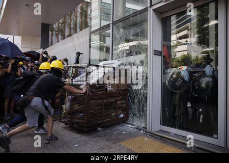 (190818) -- PEKING, 18. August 2019 () -- gewalttätige Radikale versuchen, das Gebäude des Legislativrats in Hongkong, Südchina, am 1. Juli 2019 zu brechen und zu betreten. () Schlagzeilen: Gewalt verblasst die wirtschaftlichen Aussichten von Pearl of the Orient Xinhua PUBLICATIONxNOTxINxCHN Stockfoto