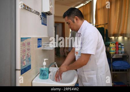 (190818) -- CHANGSHA, 18. August 2019 -- Arzt Xiao Yangbao wäscht sich die Hände, bevor er im Hunan Chest Hospital in Changsha, der Hauptstadt der zentralchinesischen Provinz Hunan, am 15. August 2019 dienstfrei ist. Xiao Yangbao, ein 39-jähriger Arzt im Endoskopiezentrum des Hunan Chest Hospital, arbeitet seit fast 8 Jahren an der Prävention und Behandlung von Tuberkulose. Als Arzt, der endoskopische Operationen durchführt, ist Xiao einem höheren Risiko für Tuberkulose ausgesetzt und stellt höhere Anforderungen an die Präzision und Konzentration der Operation. Xiao fühlt sich jedes Mal befriedigt, wenn seine Patienten gesund wurden. Bis jetzt ist er fertig Stockfoto