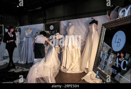 (190818) -- SYDNEY, 18. August 2019 -- Mitarbeiter arbeiten während der jährlichen Hochzeitsausstellung von Sydney im Sydney Olympic Park in Sydney, Australien, am 18. August 2019. ) AUSTRALIEN-SYDNEY-WEDDING EXPO BaixXuefei PUBLICATIONxNOTxINxCHN Stockfoto