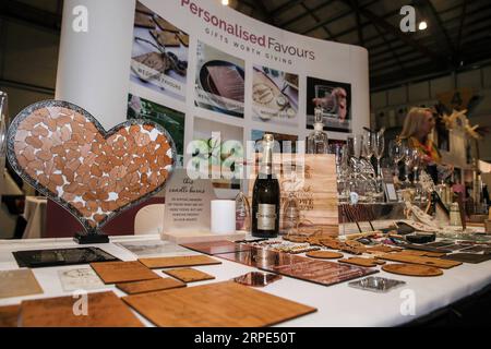 (190818) -- SYDNEY, 18. August 2019 -- Ein Mitarbeiter arbeitet während der jährlichen Hochzeitsausstellung von Sydney im Sydney Olympic Park in Sydney, Australien, am 18. August 2019. ) AUSTRALIEN-SYDNEY-WEDDING EXPO BaixXuefei PUBLICATIONxNOTxINxCHN Stockfoto