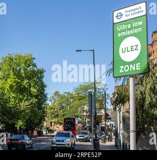 ULEZ-Zonenschild mit Verkehr im Hintergrund in Wandsworth, London, Vereinigtes Königreich Stockfoto