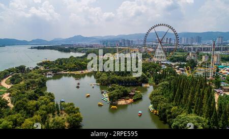 190818 -- KUNMING, 18. Aug. 2019 -- Luftaufnahme vom 17. Aug. 2019 zeigt einen Blick auf den Daguan Park in Kunming, Südwestchinas Provinz Yunnan. Als Provinzhauptstadt von Yunnan ist Kunming nicht nur ein Verkehrs- und Informationszentrum, sondern auch ein regionales Zentrum für politische, wirtschaftliche, kulturelle, pädagogische, wissenschaftliche und soziale Dienstleistungen. Das milde Klima der Stadt ermöglicht das ganze Jahr über frische Blumen und saftiges Grün, was sie zu einem angenehmen Ort für einen Besuch und ein Leben macht. CHINA-YUNNAN-KUNMING-LUFTAUFNAHME CN HUXCHAO PUBLICATIONXNOTXINXCHN Stockfoto