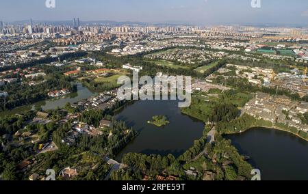 (190818) -- KUNMING, 18. August 2019 -- Luftaufnahme vom 15. August 2019 zeigt eine allgemeine Ansicht von Kunming, Südwestchinas Provinz Yunnan. Als Provinzhauptstadt von Yunnan ist Kunming nicht nur ein Verkehrs- und Informationszentrum, sondern auch ein regionales Zentrum für politische, wirtschaftliche, kulturelle, pädagogische, wissenschaftliche und soziale Dienstleistungen. Das milde Klima der Stadt ermöglicht es, das ganze Jahr über frische Blumen und sattes Grün zu wachsen, was sie zu einem angenehmen Ort macht, um sie zu besuchen und dort zu leben. ) CHINA-YUNNAN-KUNMING-LUFTAUFNAHME (CN) QINXQING PUBLICATIONXNOTXINXCHN Stockfoto