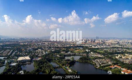 (190818) -- KUNMING, 18. August 2019 -- Luftaufnahme vom 15. August 2019 zeigt eine allgemeine Ansicht von Kunming, Südwestchinas Provinz Yunnan. Als Provinzhauptstadt von Yunnan ist Kunming nicht nur ein Verkehrs- und Informationszentrum, sondern auch ein regionales Zentrum für politische, wirtschaftliche, kulturelle, pädagogische, wissenschaftliche und soziale Dienstleistungen. Das milde Klima der Stadt ermöglicht es, das ganze Jahr über frische Blumen und sattes Grün zu wachsen, was sie zu einem angenehmen Ort macht, um sie zu besuchen und dort zu leben. ) CHINA-YUNNAN-KUNMING-LUFTAUFNAHME (CN) QINXQING PUBLICATIONXNOTXINXCHN Stockfoto