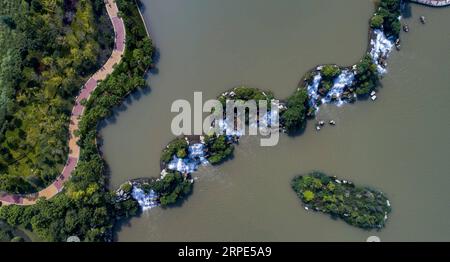 (190818) -- KUNMING, 18. Aug. 2019 -- Luftaufnahme vom 17. Aug. 2019 zeigt einen Blick auf den Kunming Wasserfall Park in Kunming, südwestchinesische Provinz Yunnan. Als Provinzhauptstadt von Yunnan ist Kunming nicht nur ein Verkehrs- und Informationszentrum, sondern auch ein regionales Zentrum für politische, wirtschaftliche, kulturelle, pädagogische, wissenschaftliche und soziale Dienstleistungen. Das milde Klima der Stadt ermöglicht es, das ganze Jahr über frische Blumen und sattes Grün zu wachsen, was sie zu einem angenehmen Ort macht, um sie zu besuchen und dort zu leben. ) CHINA-YUNNAN-KUNMING-LUFTAUFNAHME (CN) JIANGXWENYAO PUBLICATIONXNOTXINXCHN Stockfoto