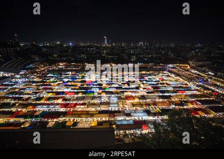 News Bilder des Tages (190818) -- BANGKOK, 18. August 2019 -- Foto aufgenommen am 17. August 2019 zeigt Train Night Market Ratchada, eine Nachtmesse in Bangkok, Thailand. ) THAILAND-BANGKOK-NACHTMARKT ZhangxKeren PUBLICATIONxNOTxINxCHN Stockfoto