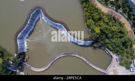 (190818) -- KUNMING, 18. Aug. 2019 -- Luftaufnahme vom 17. Aug. 2019 zeigt einen Wanderweg am Kunming Wasserfall Park in Kunming, südwestchinesische Provinz Yunnan. Als Provinzhauptstadt von Yunnan ist Kunming nicht nur ein Verkehrs- und Informationszentrum, sondern auch ein regionales Zentrum für politische, wirtschaftliche, kulturelle, pädagogische, wissenschaftliche und soziale Dienstleistungen. Das milde Klima der Stadt ermöglicht es, das ganze Jahr über frische Blumen und sattes Grün zu wachsen, was sie zu einem angenehmen Ort macht, um sie zu besuchen und dort zu leben. ) CHINA-YUNNAN-KUNMING-LUFTAUFNAHME (CN) JIANGXWENYAO PUBLICATIONXNOTXINXCHN Stockfoto