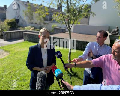 Die irische Justizministerin Helen McEntee spricht in Slane, Co Meath, vor den Medien über Fragen der Straßenverkehrssicherheit. Mehr als 125 Fahrer wurden in den ersten fünf Stunden einer Garda-Initiative zum „Abbremsen“ erwischt. Die Betriebsverlangsamung, unterstützt von der Straßenverkehrsbehörde, begann am Montag um 7:00 Uhr. Bilddatum: Montag, 4. September 2023. Stockfoto